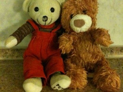 Beste Freunde, Spielgefährte, Kuscheltier, wir gehören zusammen, untrennbar verbunden sein,  spielen, Spielzeug, miteinander sein, nicht alleine sein,   Ursprünglich war der Teddybär ein reines Kinderspielzeug, heute werden Teddybären aber auch von Erwachsenen gesammelt.  Kuscheltiere können Trostspender, Einschlafhilfen, Freunde, Begleiter, Sammlerstücke und vieles mehr sein. Ex-Bild-DB-ID: 13601