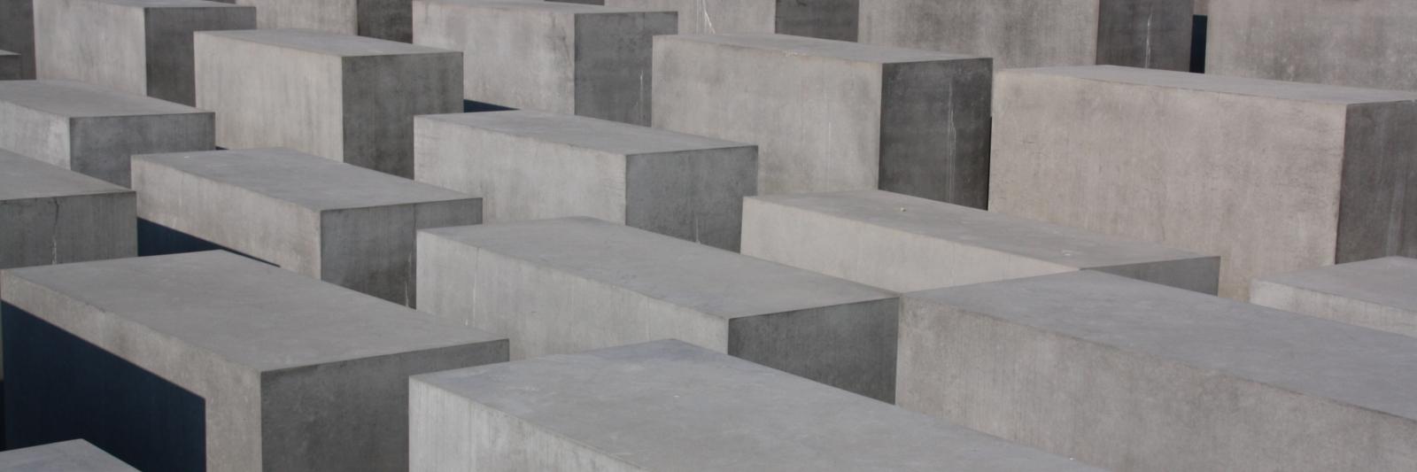 Das Denkmal für die ermordeten Juden Europas im Zentrum Berlins ist die zentrale Holocaust-Gedenkstätte Deutschlands, ein Ort der Erinnerung und des Gedenkens an die bis zu sechs Millionen Opfer. Das Denkmal besteht aus dem von Peter Eisenman entworfenen Stelenfeld sowie dem unterirdischen Ort der Information und wird von einer Bundesstiftung unterhalten. Das Stelenfeld ist Tag und Nacht frei zugänglich. Der Ort der Information ist von April bis September von 10.00 bis 20.00 Uhr geöffnet (letzter Einlass 19.15 Uhr). Von Oktober bis März können Besucher die Ausstellung von 10.00 bis 19.00 Uhr besichtigen (letzter Einlass 18.15 Uhr). Montags ist der Ort der Information mit Ausnahme gesetzlicher Feiertage geschlossen. Eine Einladung zum Gedenken und Innehalten Holocaust-Mahnmal in Berlin Ex-Bild-DB-ID: 663