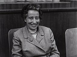 256px-Hannah_Arendt_auf_dem_1._Kulturkritikerkongress,_Barbara_Niggl_Radloff,_FM-2019-1-5-9-16