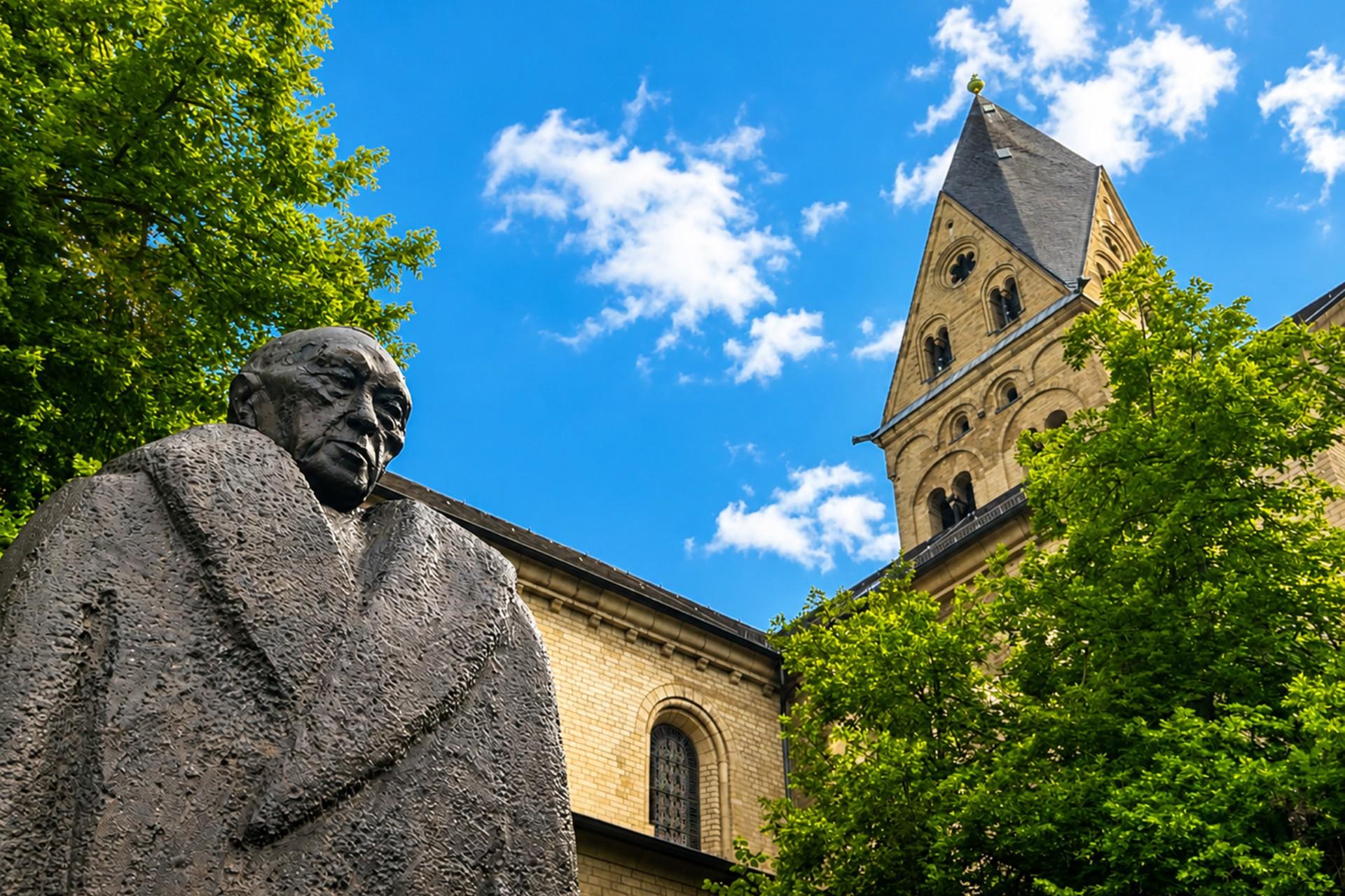 Adenauer-Denkmal an St. Aposteln Köln
