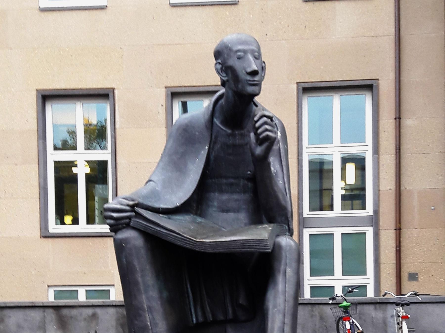 Albertus-Magnus-Statue vor der Kölner Universität