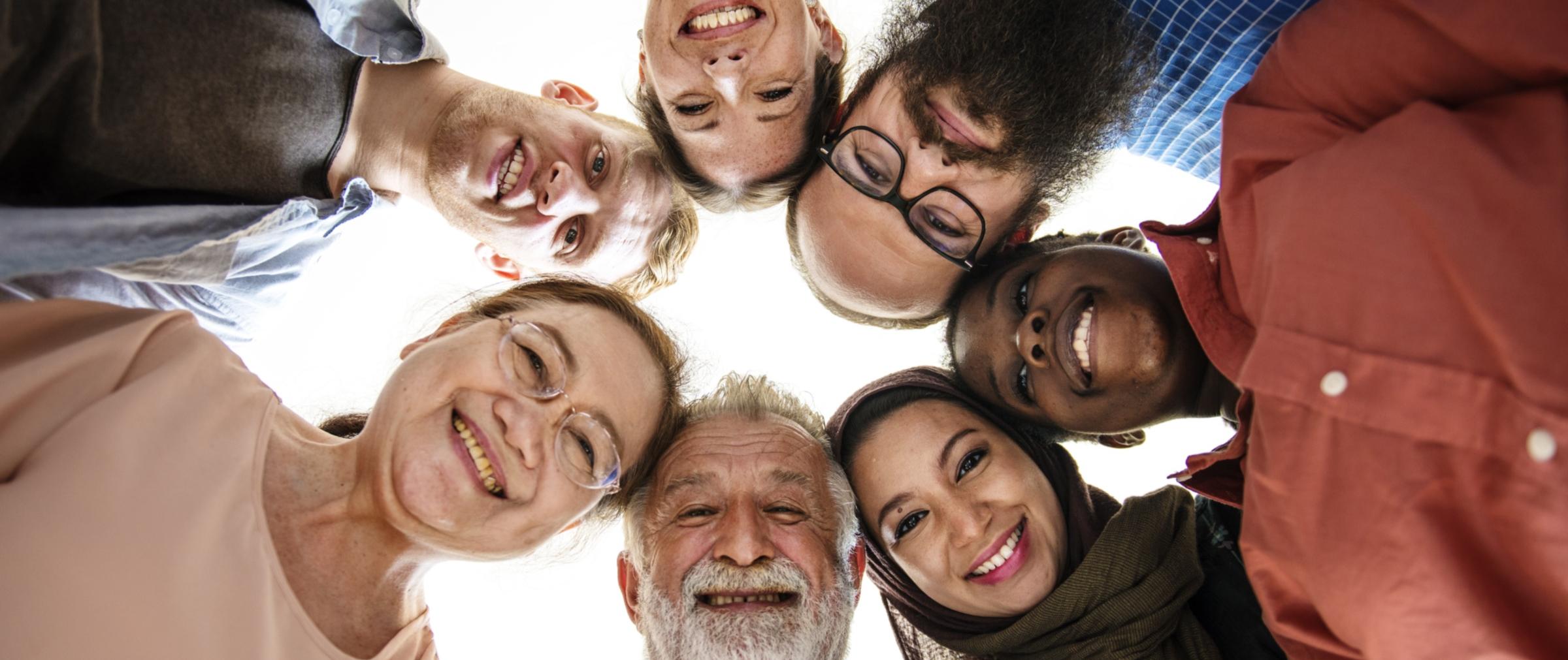 shutterstock_635730062_Rawpixel.com_Köpfe zusammengesteckt_Generationen_frei