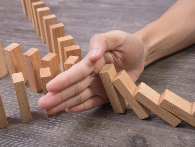 This Is Me - Hand stoppt Holzdomino