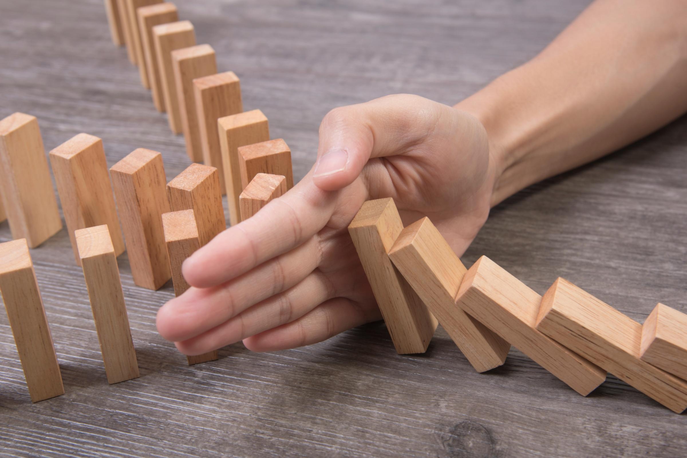 This Is Me - Hand stoppt Holzdomino