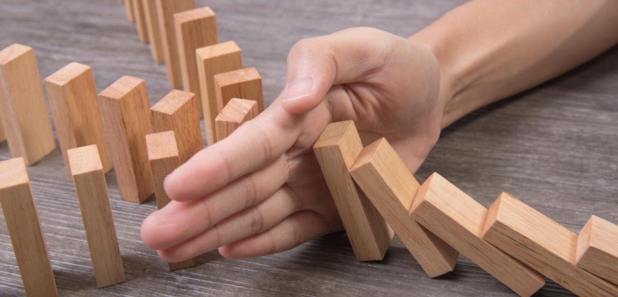 This Is Me - Hand stoppt Holzdomino