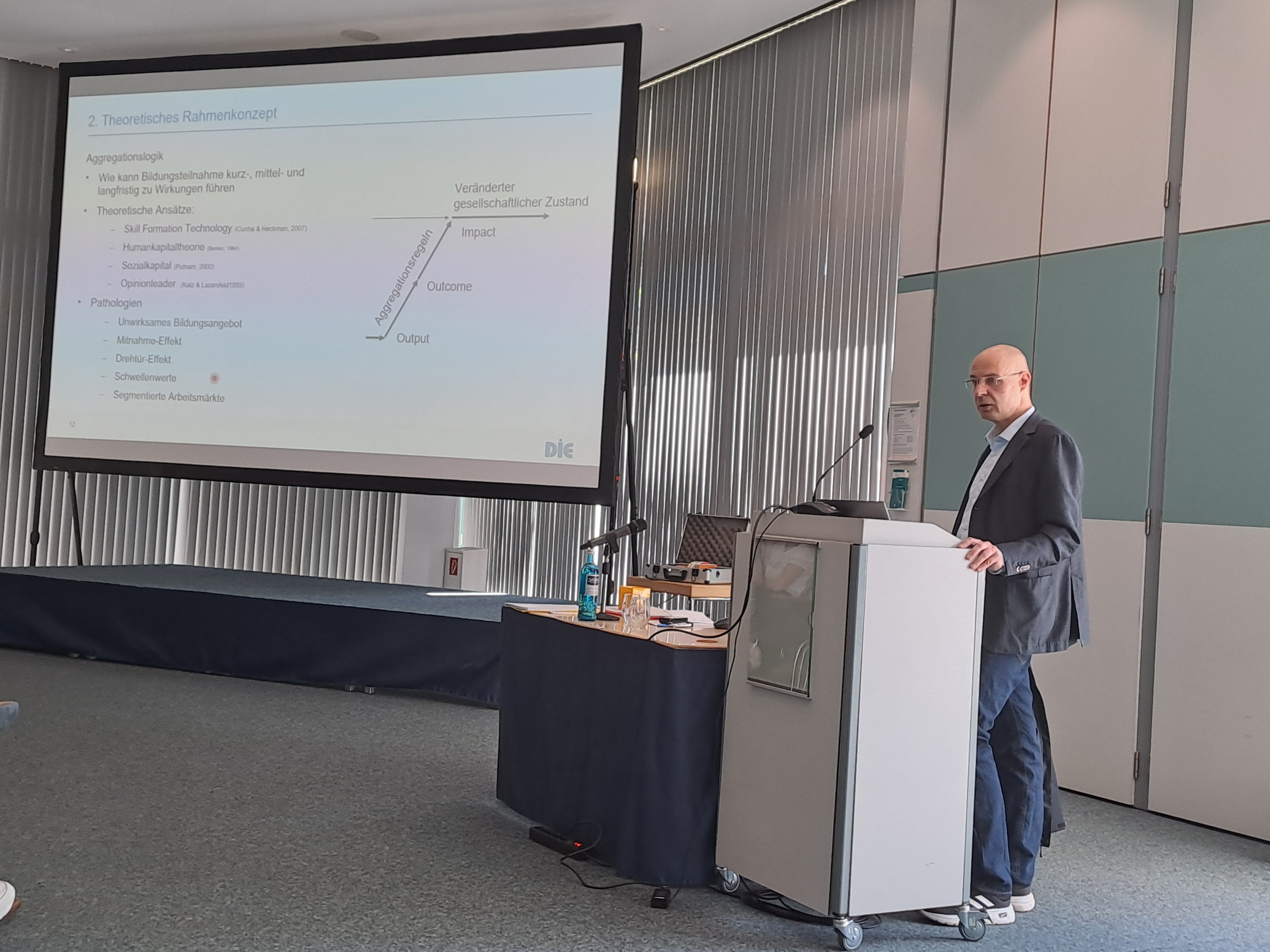 Prof. Dr. Andreas Martin (Deutsches Institut für Erwachsenenbildung/Leibniz Zentrum für Lebenslanges Lernen) referiert über die wissenschaftlichen Grundlagen zur Wirkungsforschung.