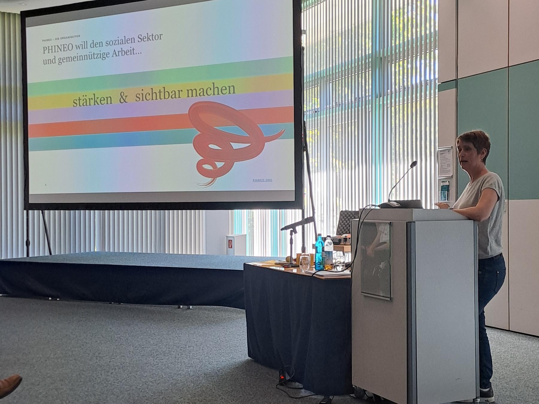 Sharon Blumenthal referiert zur Planung von Wirkung von Erwachsenenbildung anhand der Phineo-Wirkungstreppe.