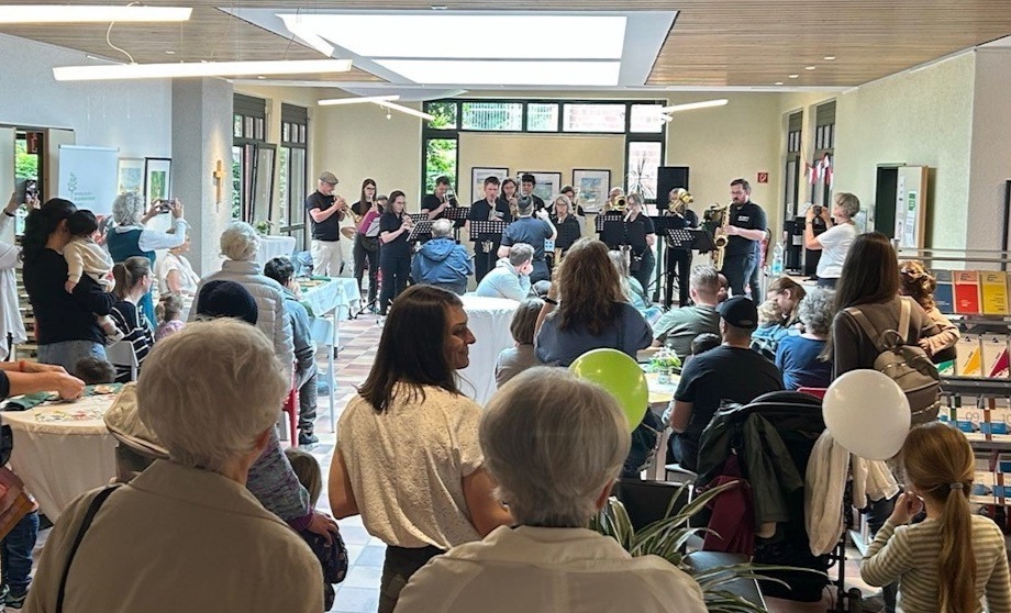Viele Menschen - jung und alt - lauschen mit Begeisterung einer Big Band beim Tag der Offenen Tür im Anton-Heinen-Haus in Bergheim