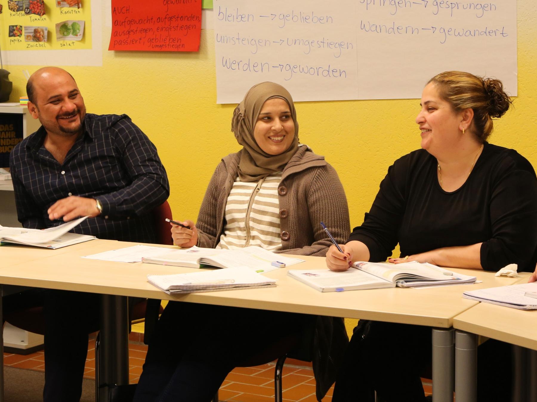 Teilnehmer*innen aus unterschiedlichen Ländern freuen sich, in einem Kurs Deutsch zu lernen