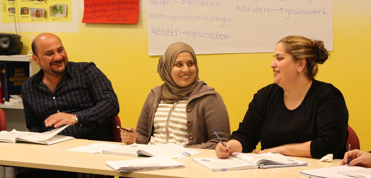 Teilnehmende aus unterschiedlichen Ländern freuen sich, in einem Kurs Deutsch zu lernen