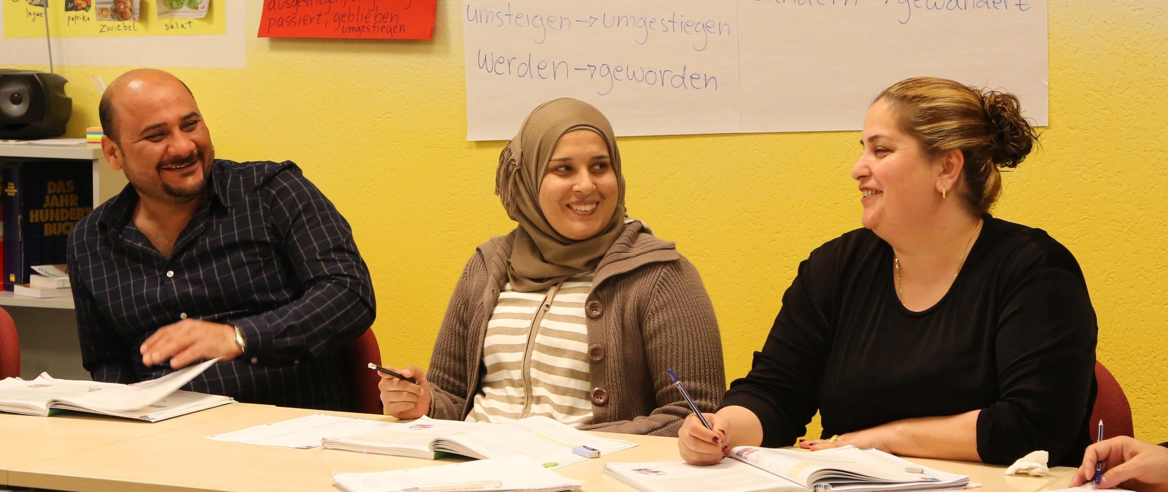 Teilnehmer*innen aus unterschiedlichen Ländern freuen sich, in einem Kurs Deutsch zu lernen