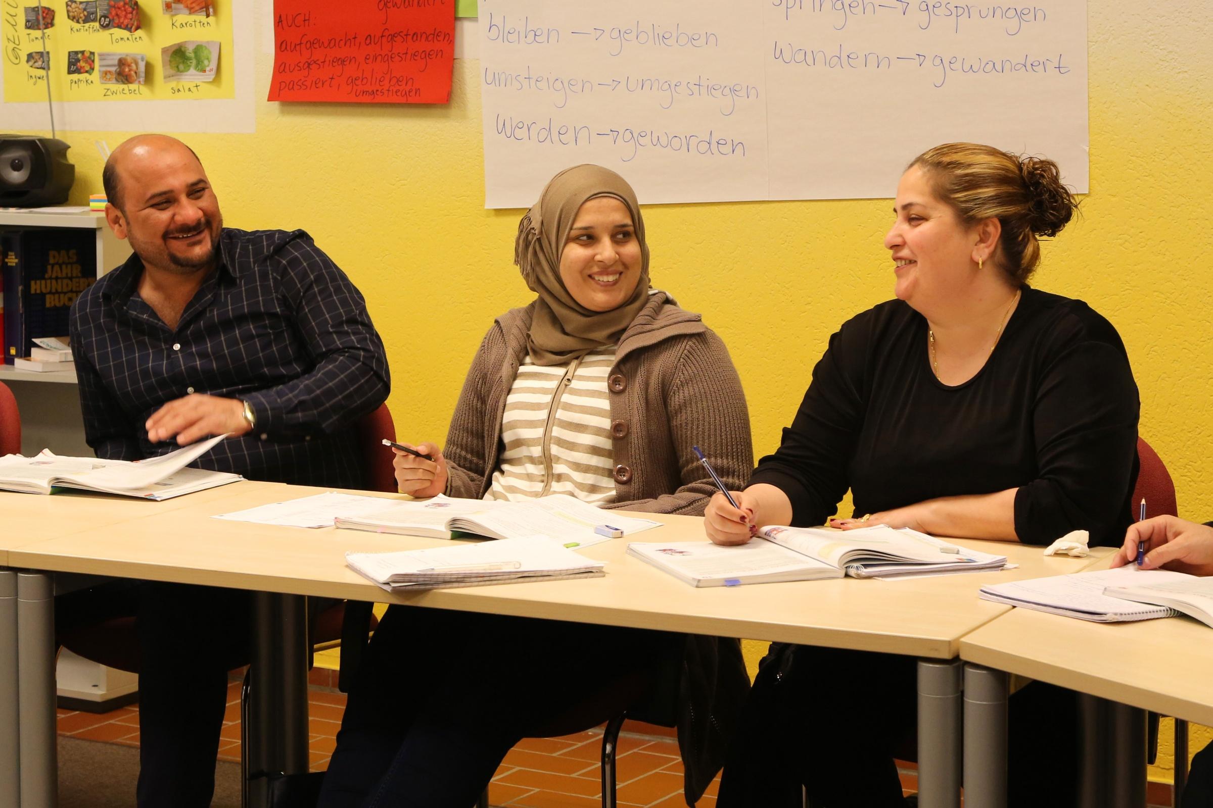 Teilnehmende aus unterschiedlichen Ländern freuen sich, in einem Kurs Deutsch zu lernen