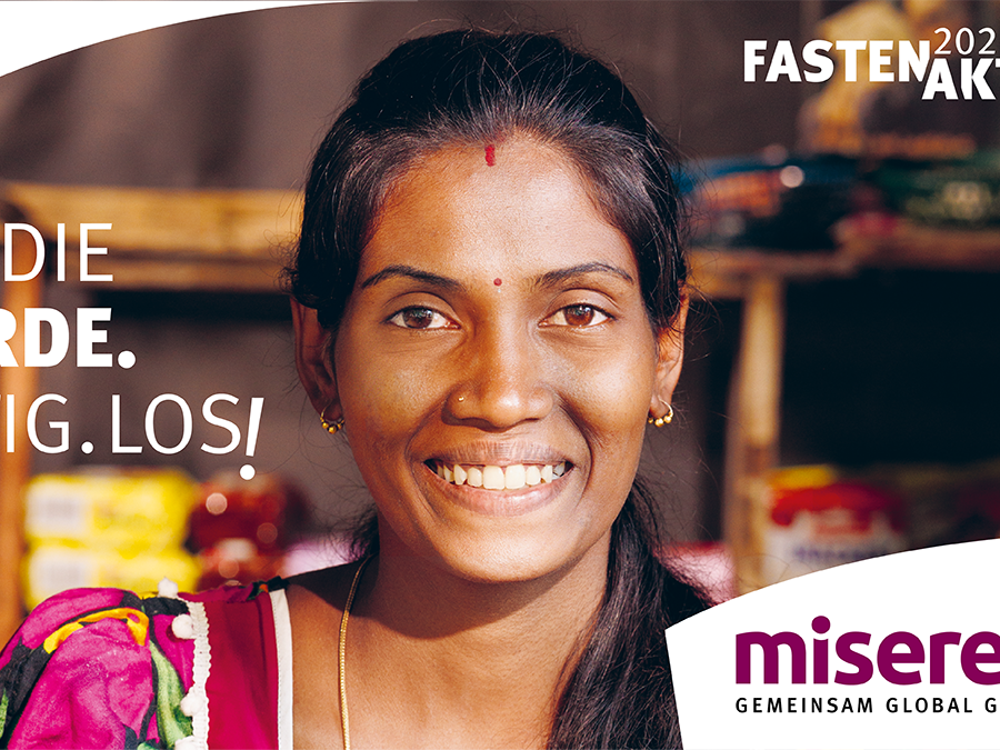 Logo der Misereor Fastenaktion 2025 Auf die Würde. Fertig. Los! Eine junge Frau aus der Gemeinschaft der Hochland-Tamilen in Sri Lanka schaut Sie freundlich an.