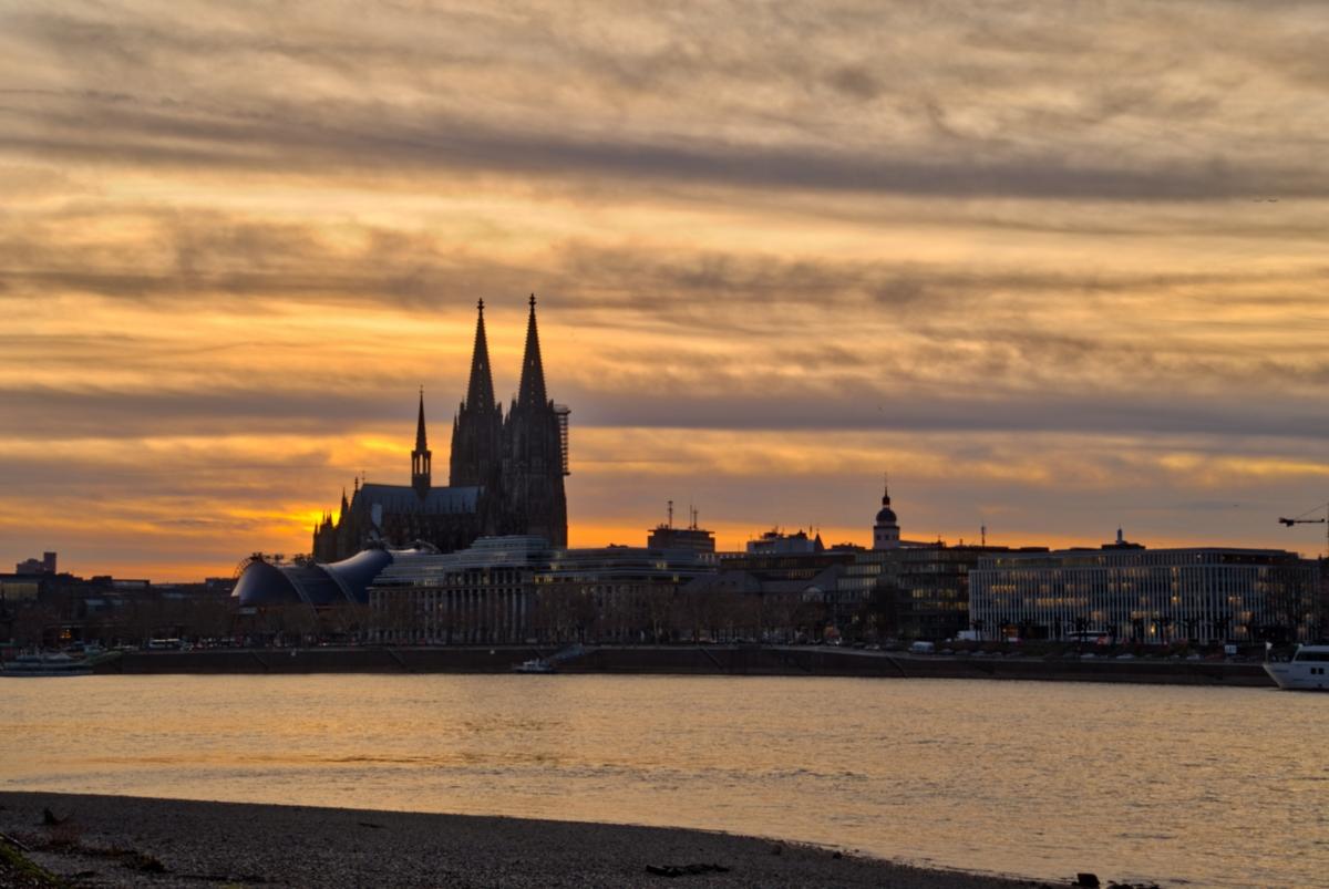 Kölner_Dom_im_Sonnenuntergang (c) Uwe Meis Wikimedia Commons (c) Uwe Meis auf Wikimedia Commons: Kölner Dom im Sonnenuntergang Kölner_Dom_im_Sonnenuntergang (c) Uwe Meis Wikimedia Commons