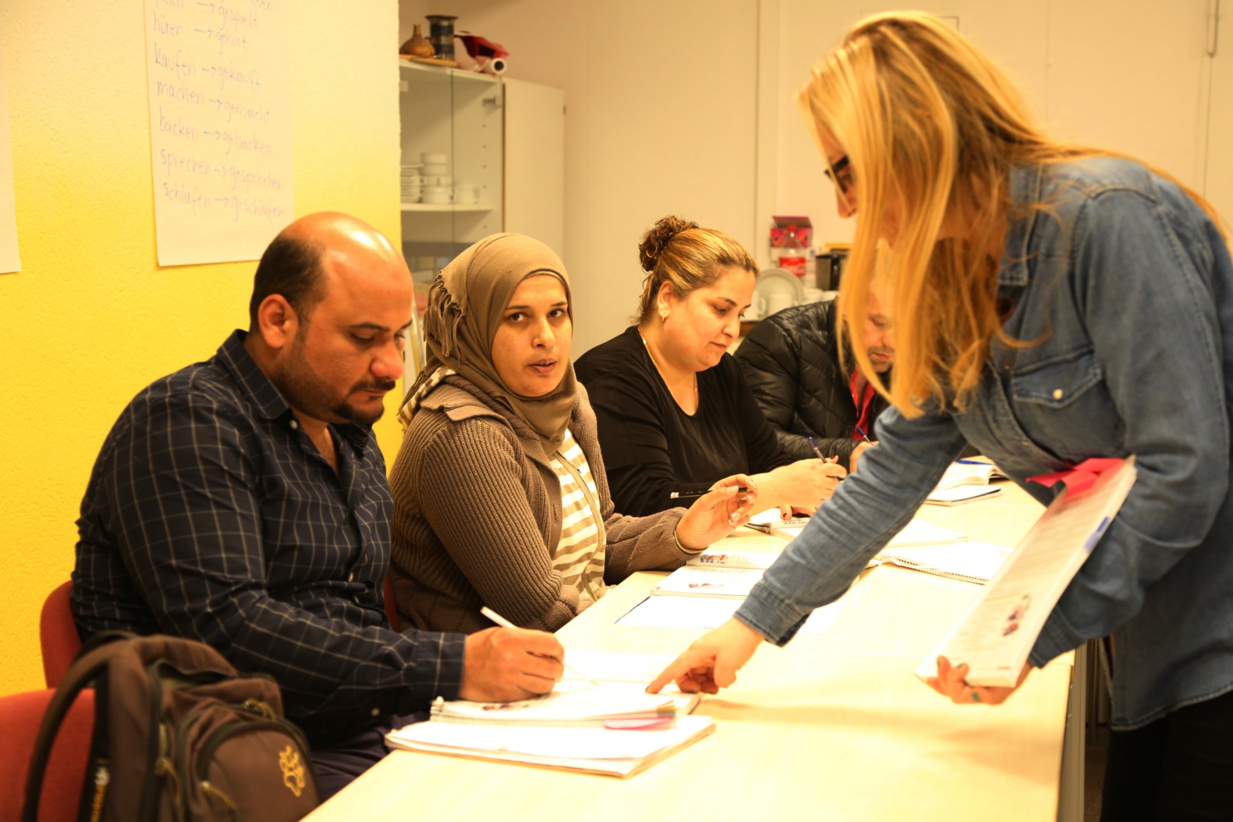 Teilnehmer und Leiterin im Deutschkurs