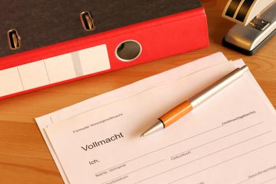 shutterstock_1225062385_U.J.Alexander_Vollmacht_Ordner_Schreibtisch_frei