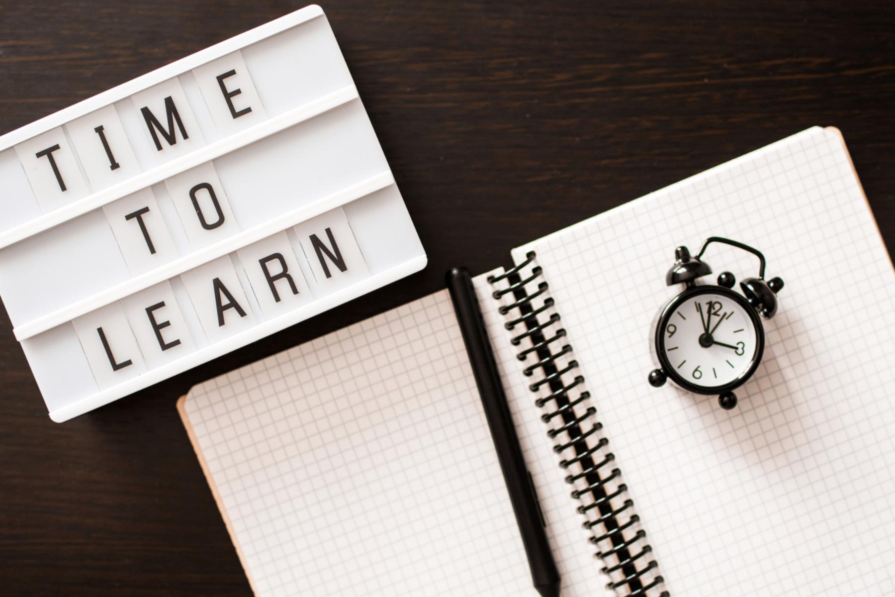 grafische Collage: 'Time to Learn' / 'Zeit zu lernen'