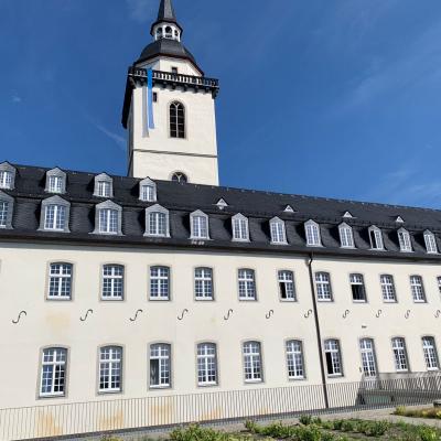 Ausstellung 'Siegburg sichten' im Katholisch-Sozialen Institut auf dem Siegburger Michaelsberg sowie im 'Kiosk' auf dem Siegburger Marktplatz. Das Altartuch im Chorbereich der Abteikirche St. Michael