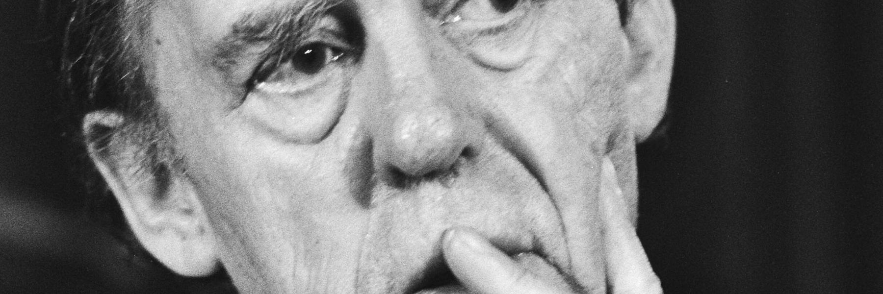 Heinrich Böll bei einer Pressekonferenz im März 1983