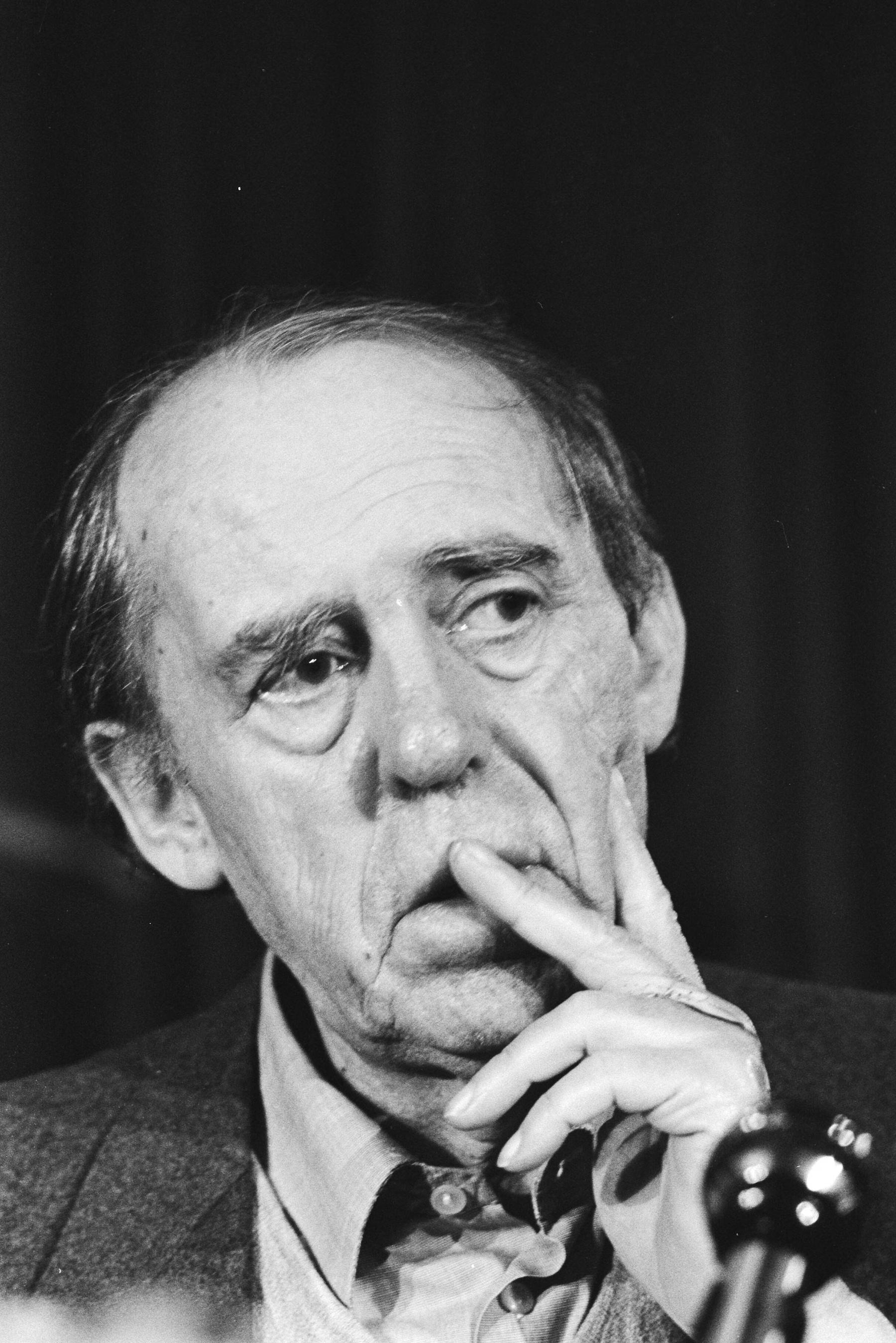 Heinrich-Böll-1983_CC0-1.0-gemeinfrei_NL-Nationalarchiv-Bestandnr-932-5455_Fotograf-Marcel-Antonisse Heinrich Böll bei einer Pressekonferenz im März 1983