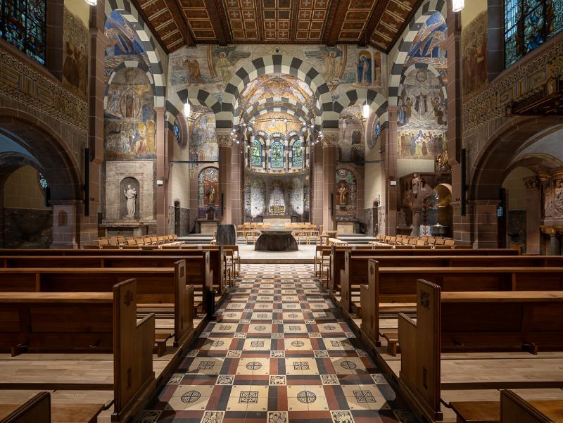 Der Innenraum der sanierten Laurentiuskirche in Bergisch Gladbach