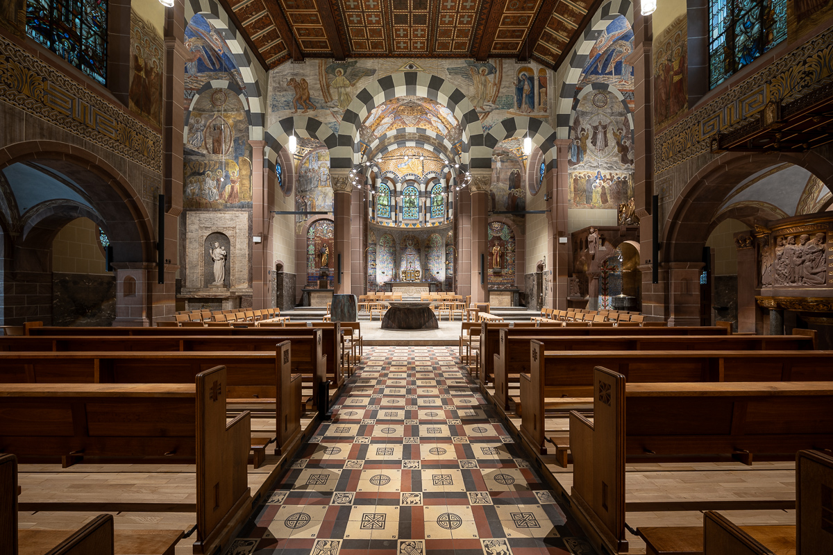 Der Innenraum der sanierten Laurentiuskirche in Bergisch Gladbach
