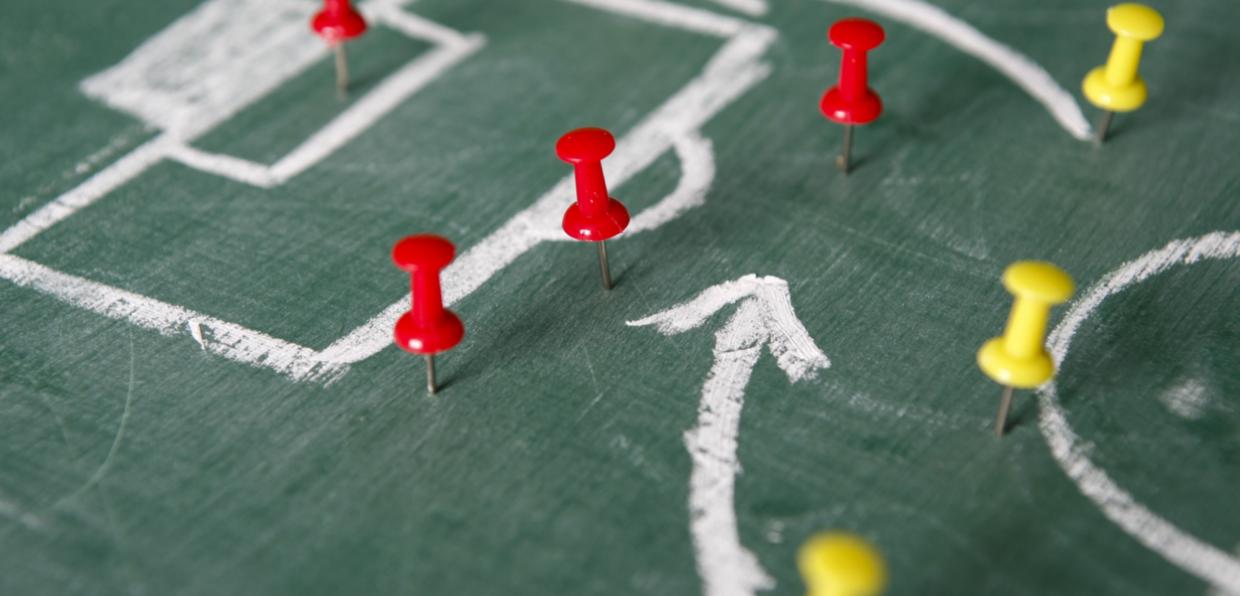 Strategischer Plan auf einem Fußballfeld (Grafik)