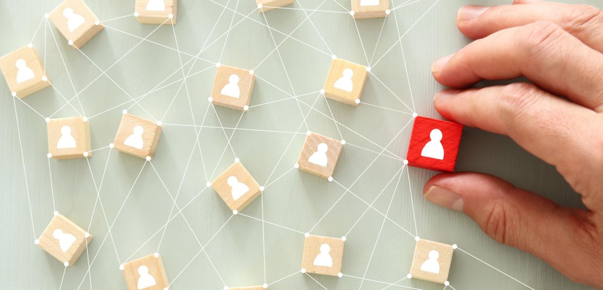 Netzwerk kleiner mit einem Faden vernetzer Holzfiguren