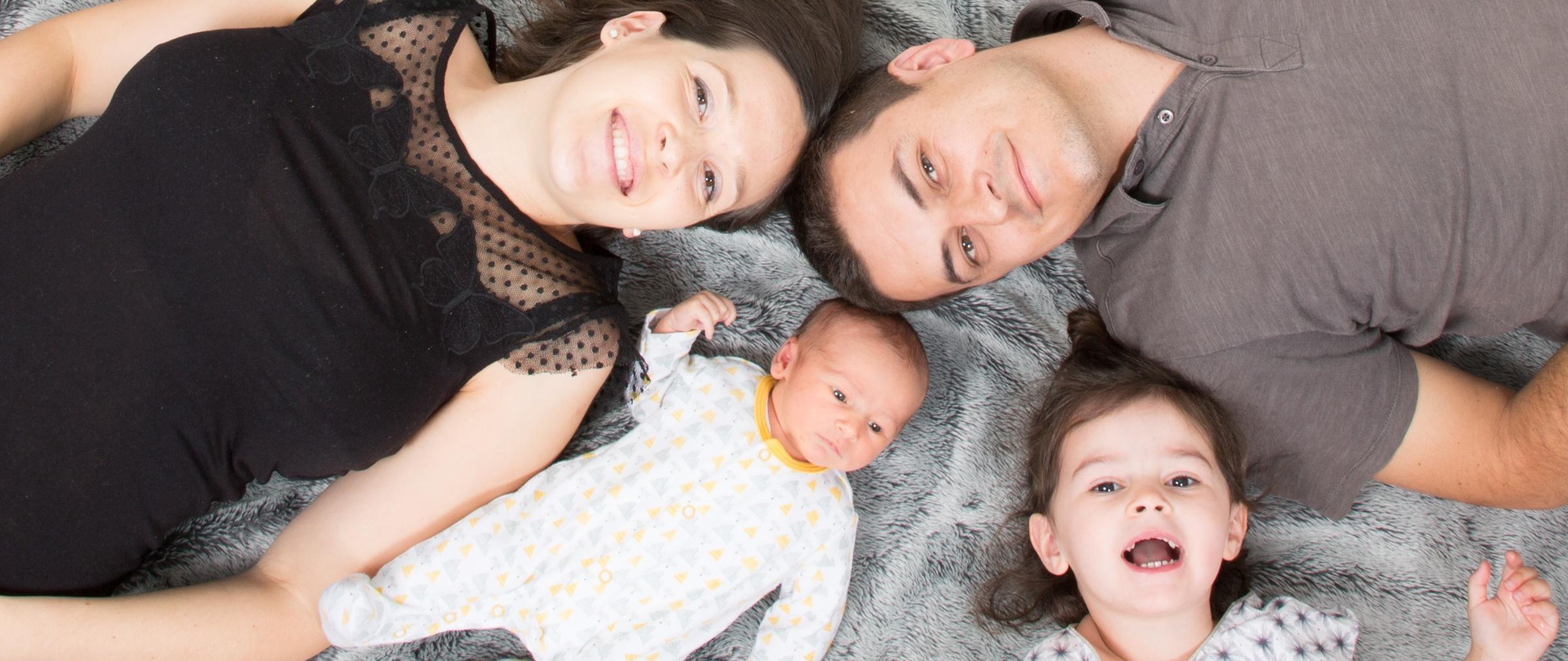 shutterstock_1144363298 -sylv1rob1- Familie auf Boden im Kreis von oben-frei