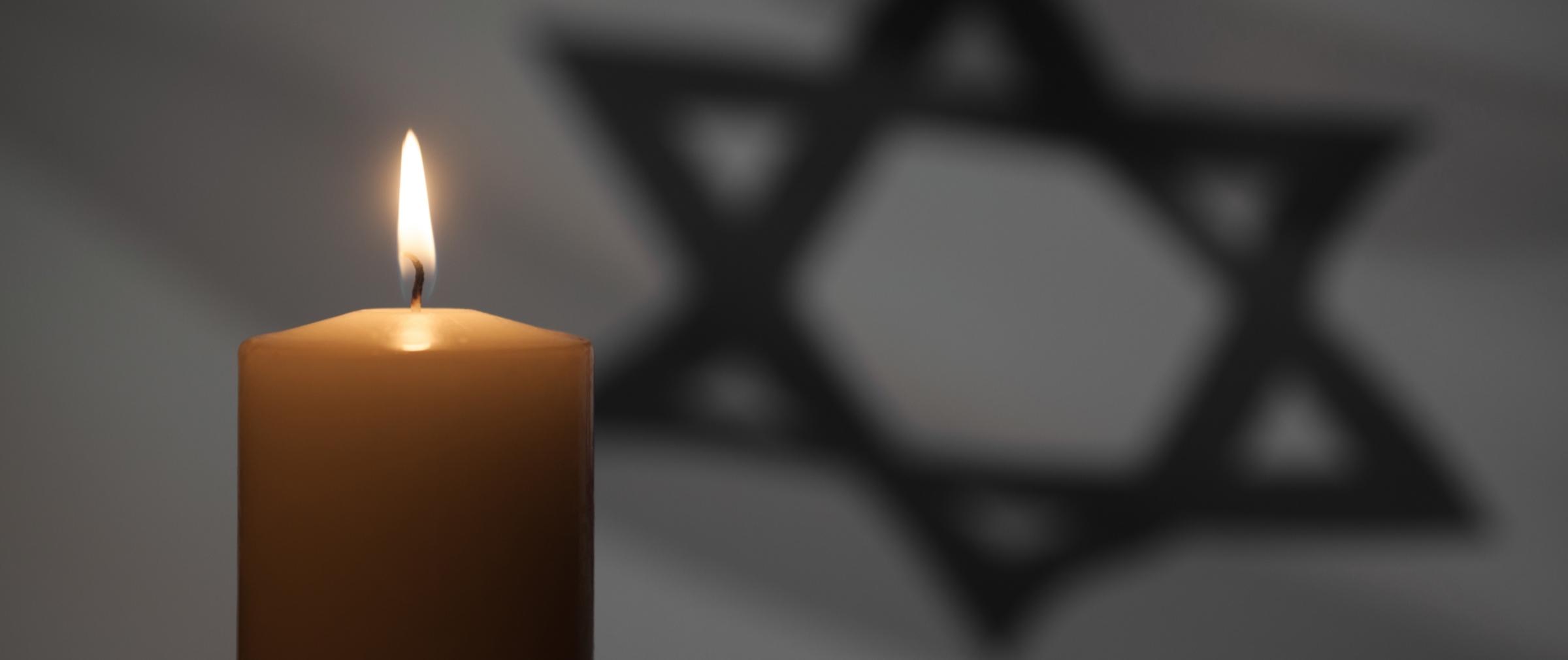 shutterstock_2250665969_Hamara_Kerze_Israel_Flagge_Dunkel_Frei_