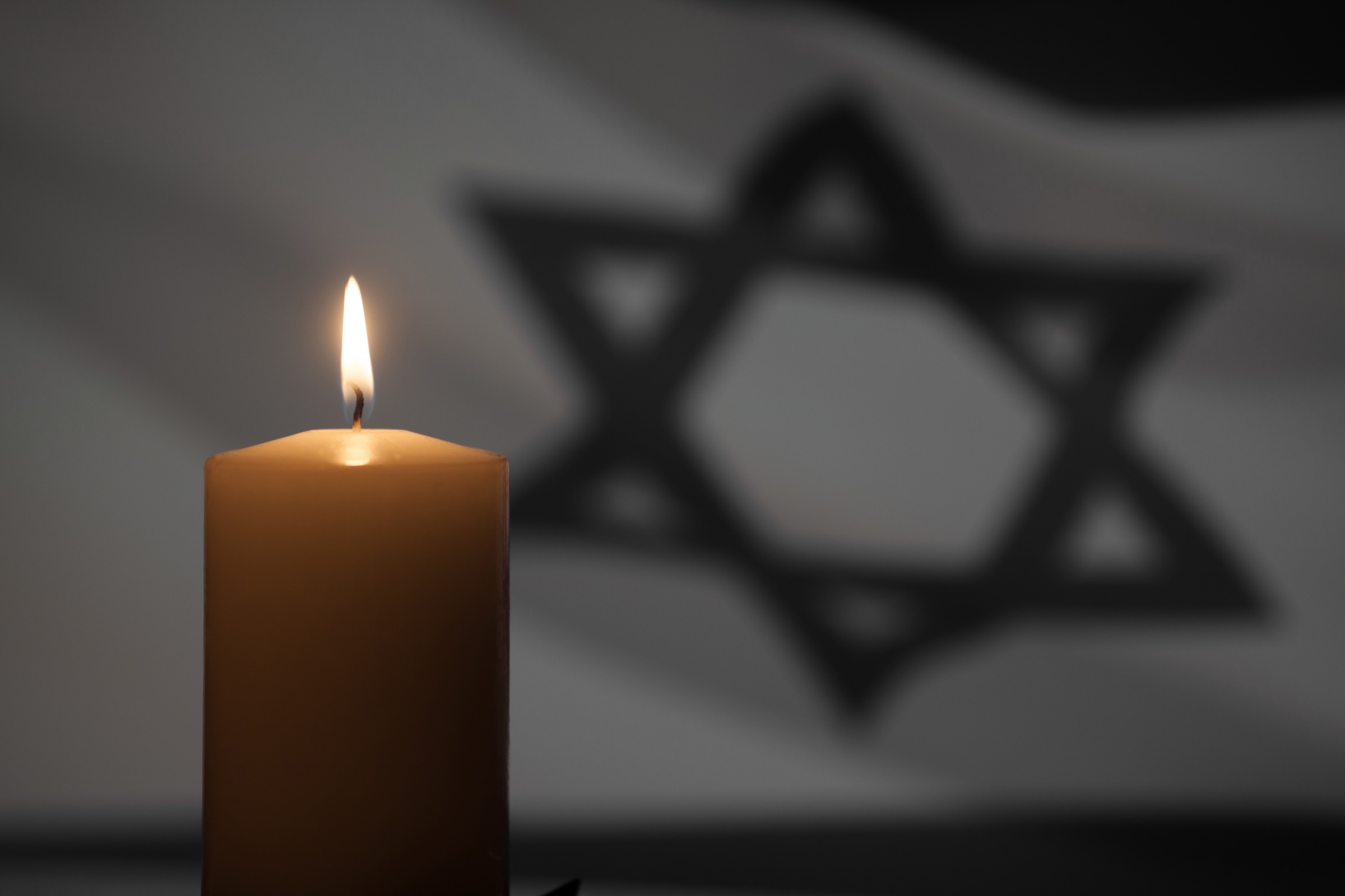 shutterstock_2250665969_Hamara_Kerze_Israel_Flagge_Dunkel_Frei_