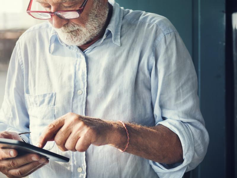 shutterstock_445359967_Rawpixel.com_Senior_Bart_Brille_kleines_Tablet_frei
