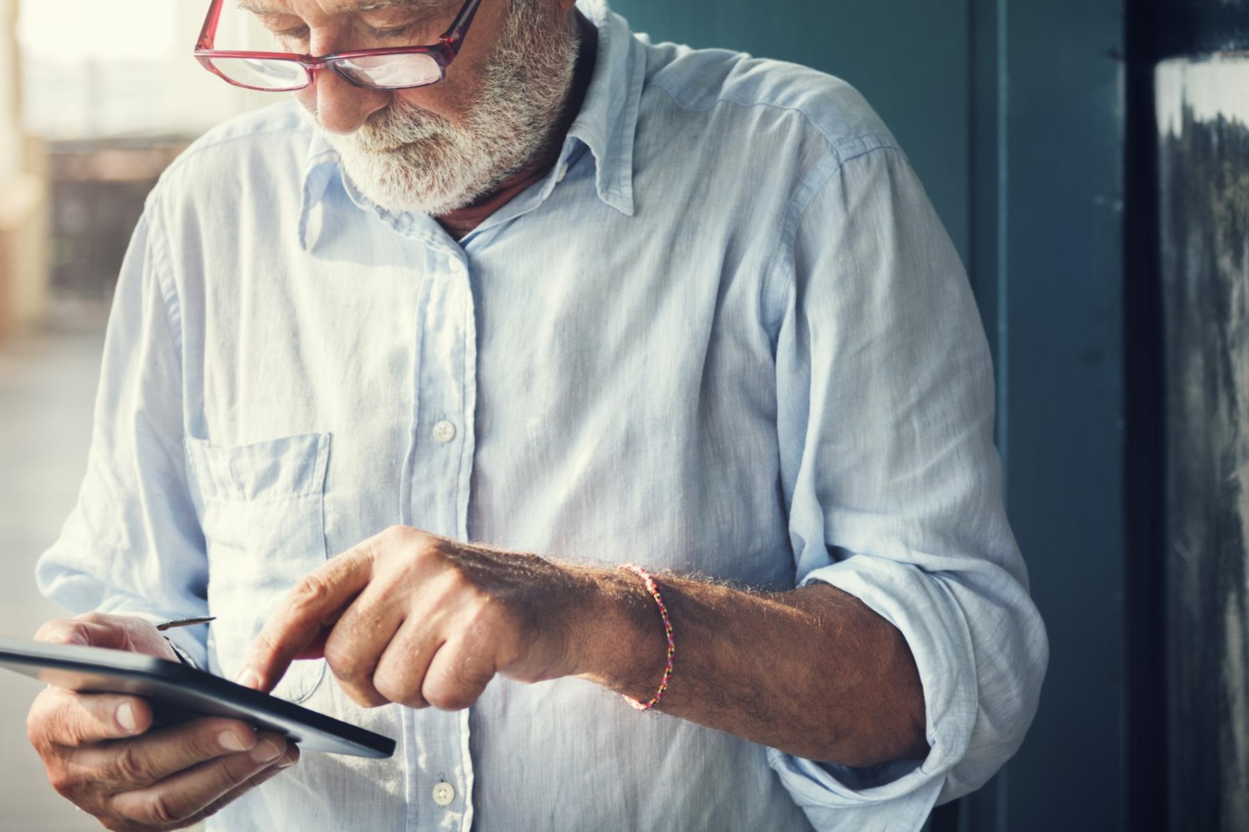 shutterstock_445359967_Rawpixel.com_Senior_Bart_Brille_kleines_Tablet_frei