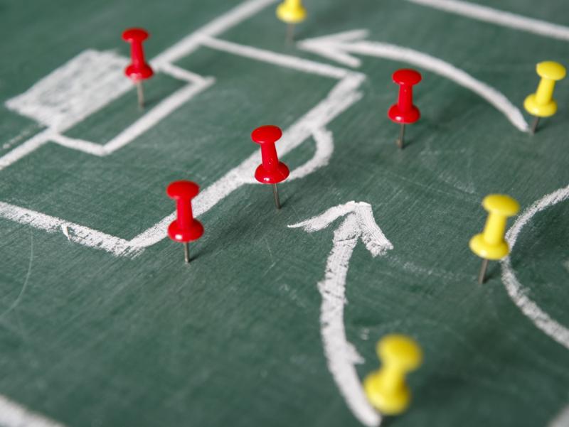 Strategischer Plan auf einem Fußballfeld (Grafik)