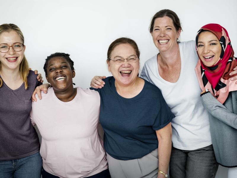 Lachende Frauen multikulti