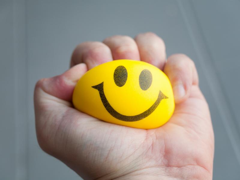 2022-02-08_shutterstock_287793017_Obak_Stressball_Smileyface_Entspannen_frei
