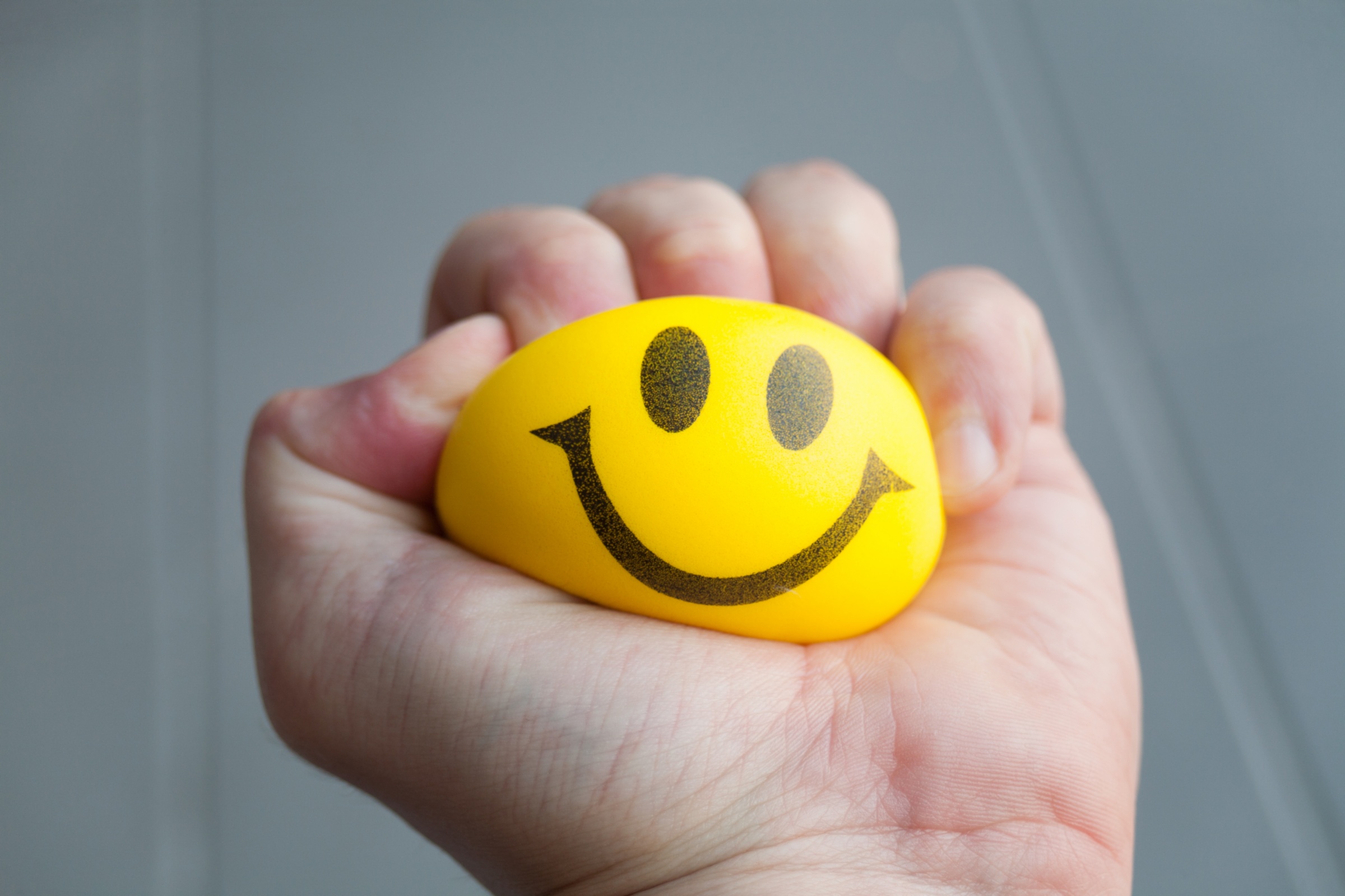 2022-02-08_shutterstock_287793017_Obak_Stressball_Smileyface_Entspannen_frei