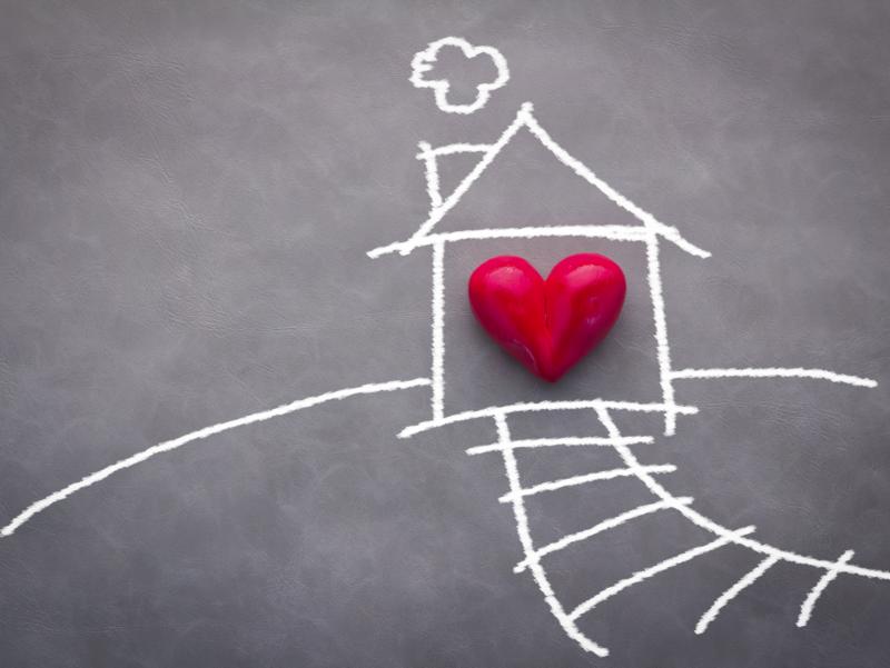 shutterstock_397474927_Kreide_Zeichnung_Haus_Herz_rot_frei