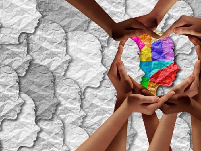 2022-01_shutterstock_1563486019_Papiersihlouetten_Hände_formen_Herz_um_buntes_Gesicht_frei