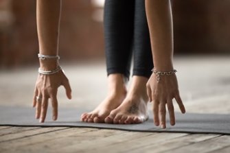 shutterstock_1033858486_fizkes_Yogamatte_Hände_zu_füße_Tätowierung_Schmuck_frei