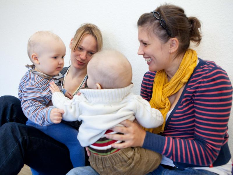 Bechtloff-0155-EKK Pikler-Eltern sitzen mit Kindern auf Bodenr-frei