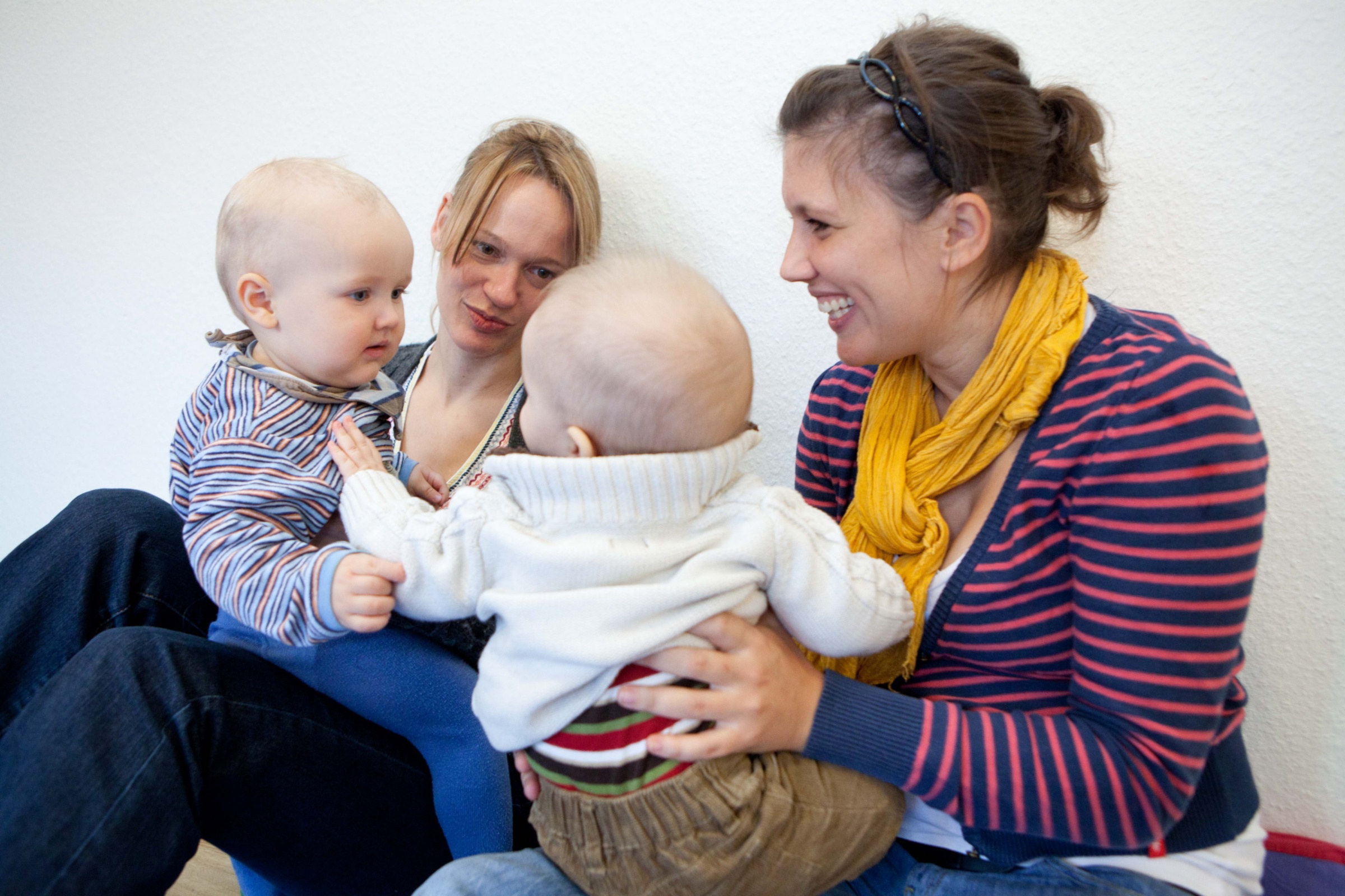 Bechtloff-0155-EKK Pikler-Eltern sitzen mit Kindern auf Bodenr-frei