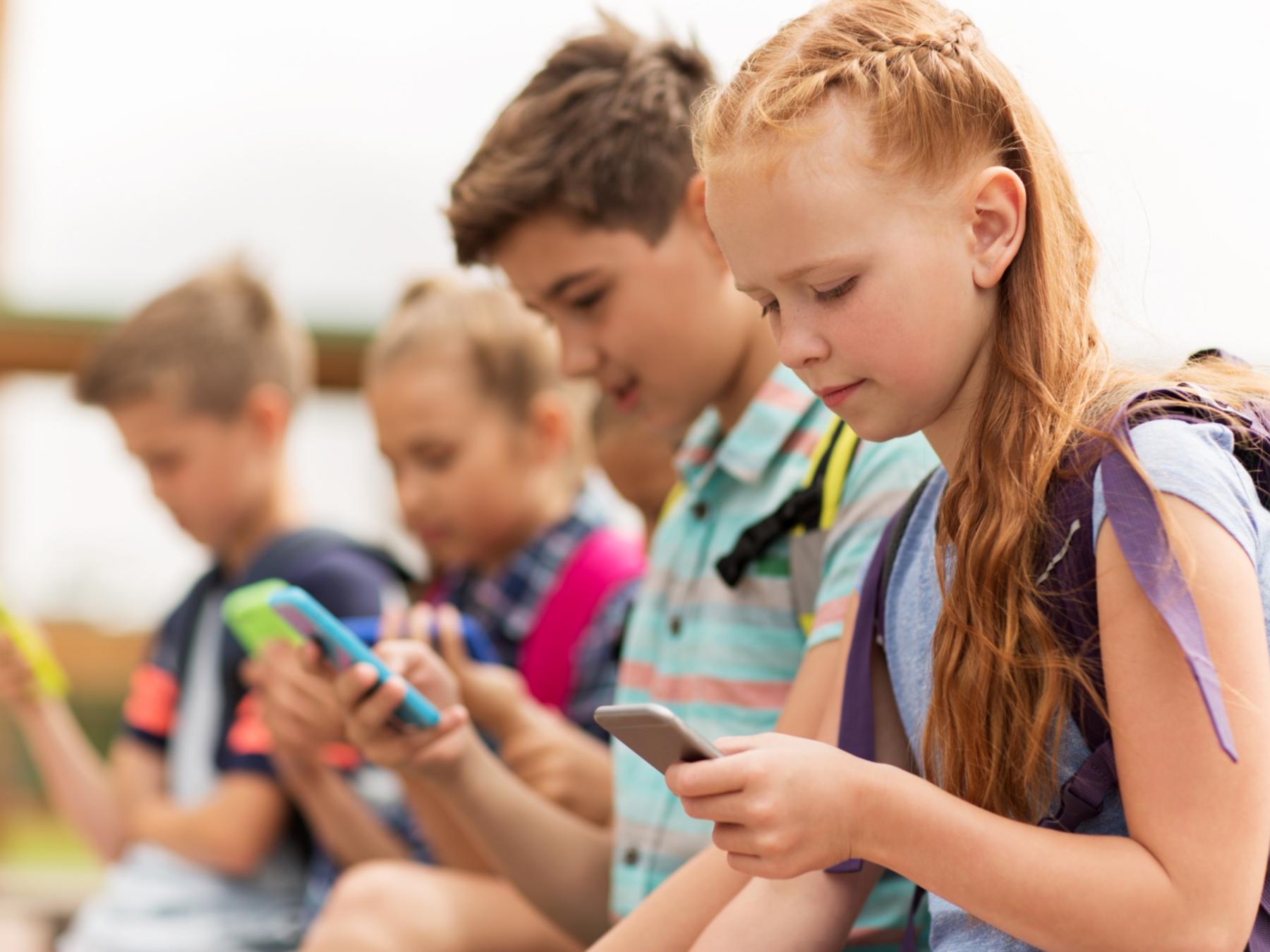 shutterstock-530470066-Syda Productions-Schulkinder am Handy-frei