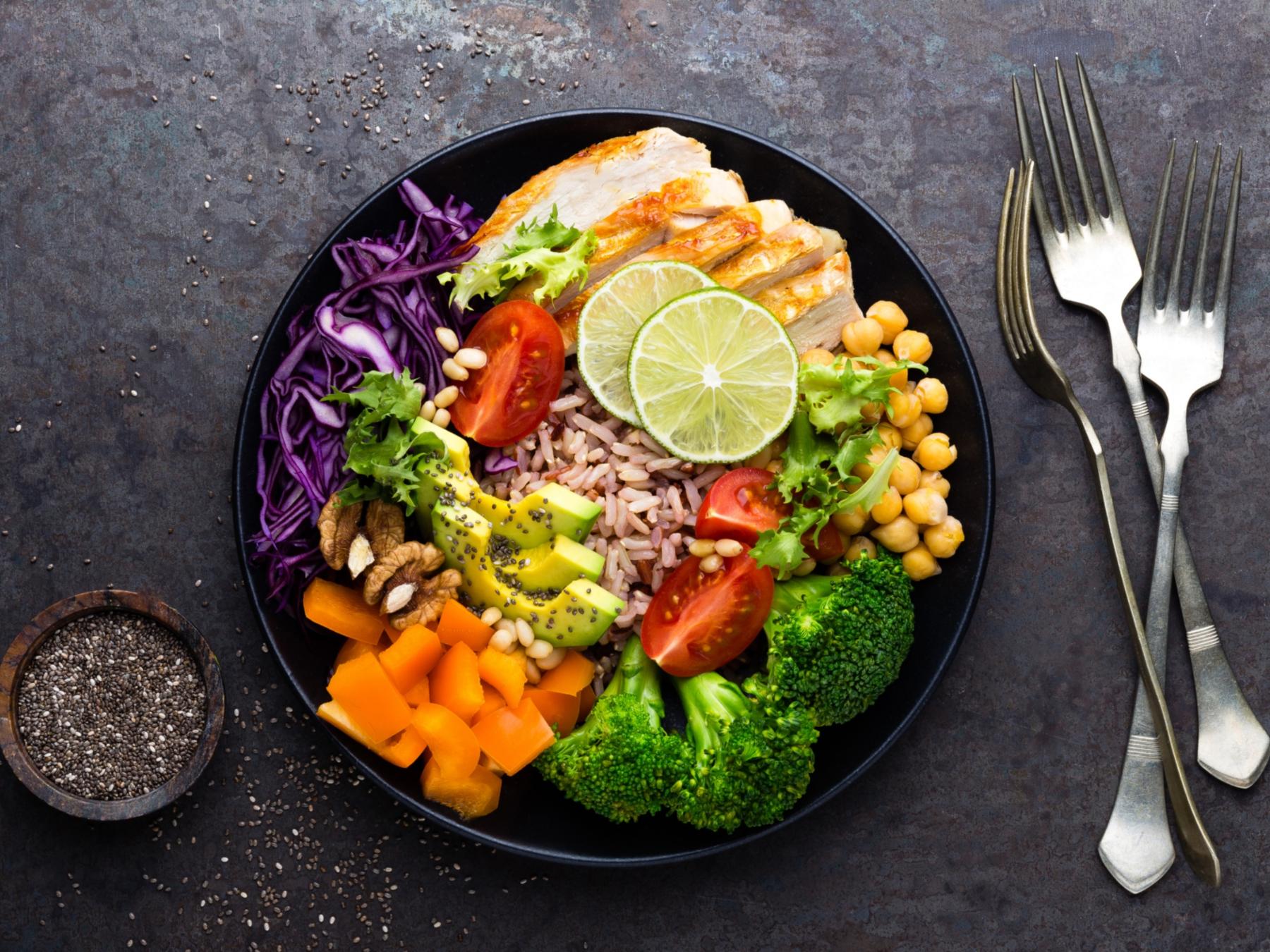 shutterstock_1040768728_Sea Wave_Bowl_gesundes_Essen_Salat_Broccoli_frei