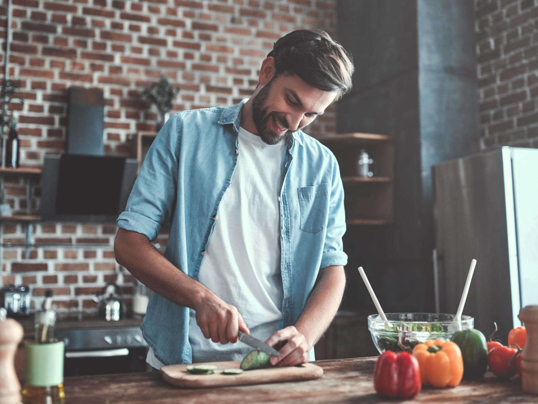 shutterstock_1145476817_4 PM production_junger_Mann_kocht_in_der_Küche_frei