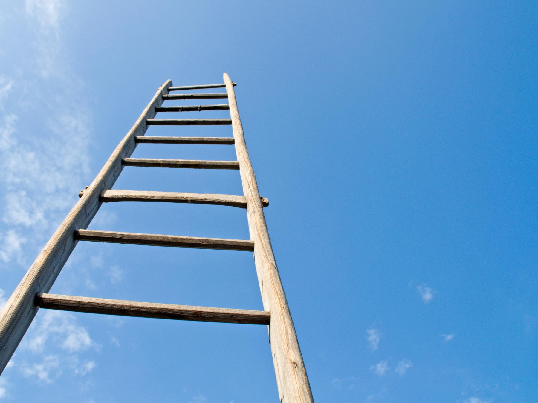 shutterstock_157406297_ J.Schelkle_Holzleiter_zum_Himmel_frei