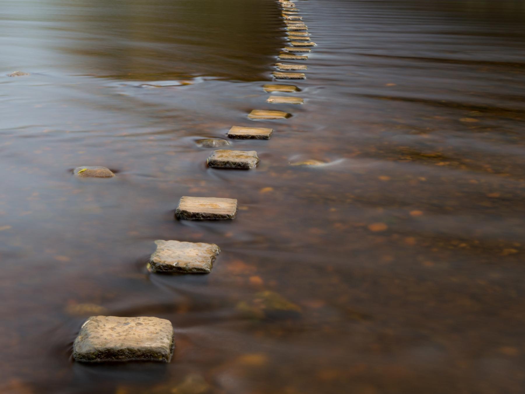 shutterstock_228081127_Alex Helin_Steinweg_durch_Wasser_frei