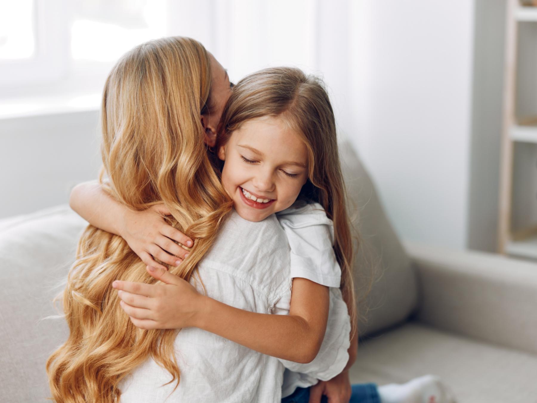 shutterstock_2480710191_ShotPrime Studio_Mutter_Kind_Umarmung_Frei