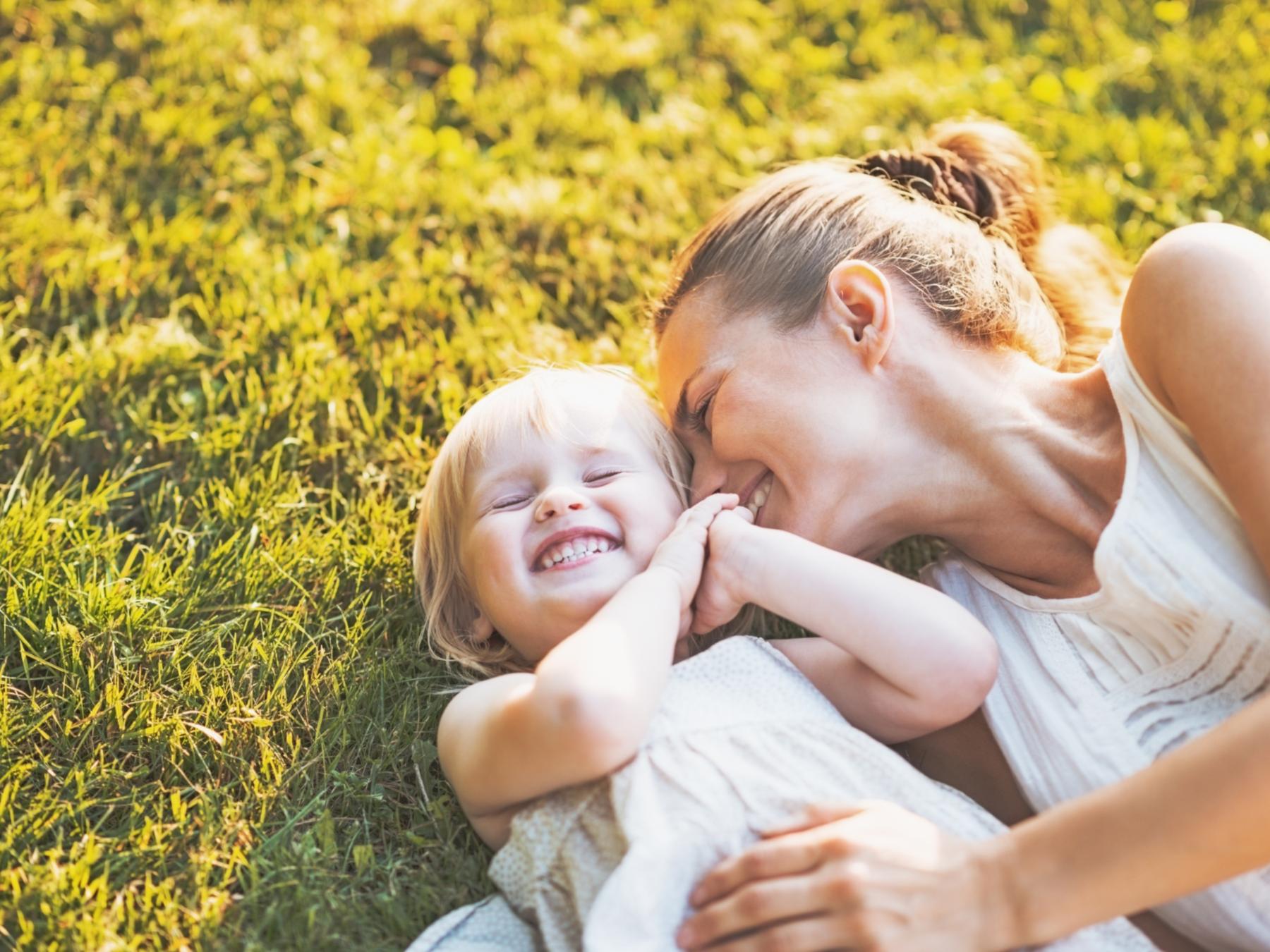shutterstock_158445608_Alliance Images_Mutter_Tochter_Wiese_Kicher_frei