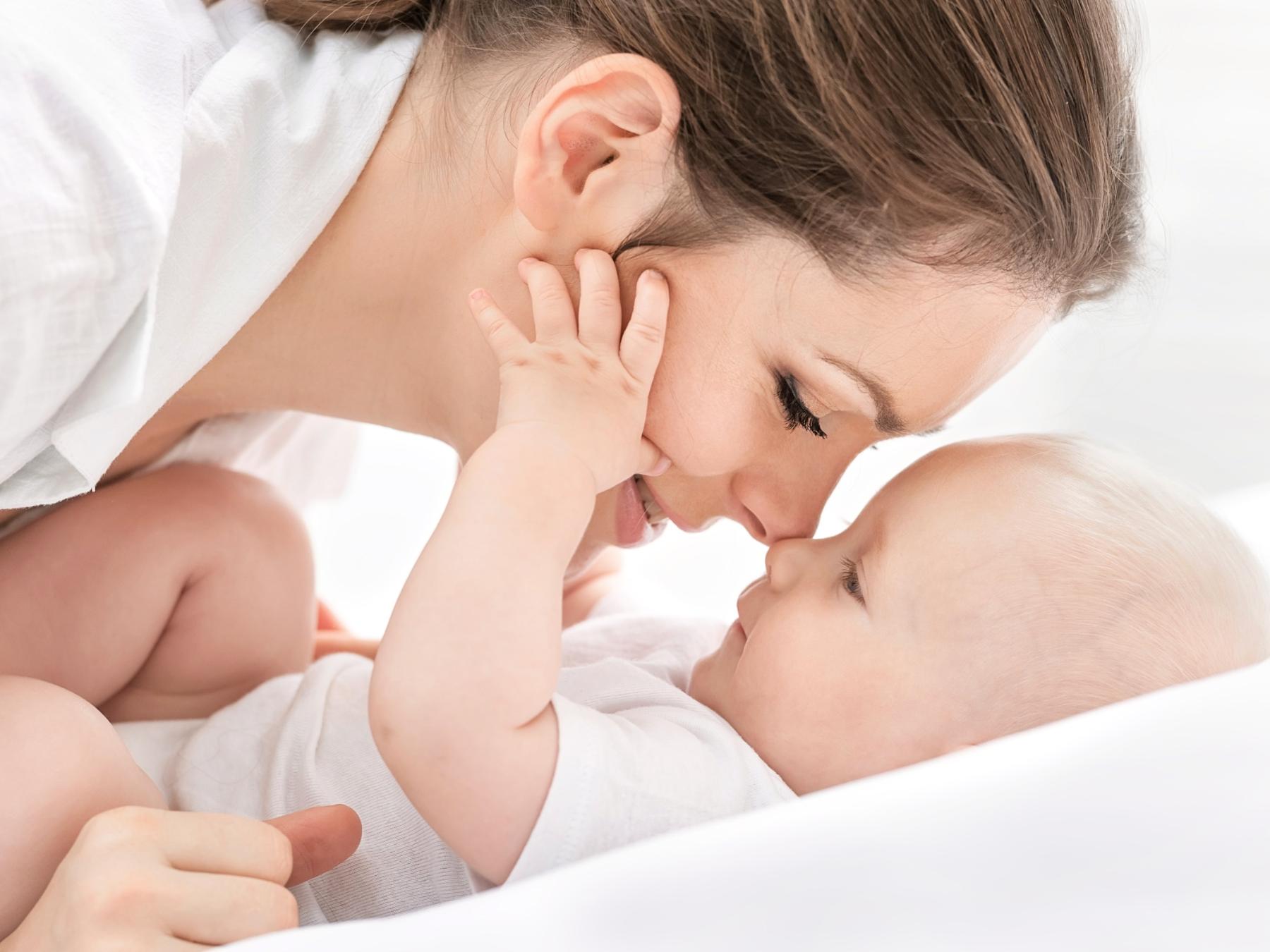 shutterstock_166316561_Vasilyev Alexandr_Mutter_Baby_Eskimokuss_frei